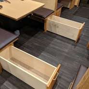 小さなお子様をお連れしても安心してお食事をご堪能頂けるように、ベビー椅子を用意しております。ベビーカーもお預かり致します。
またベンチシートの下は大容量の荷物入れとなってますのでご自由にお使い下さい。