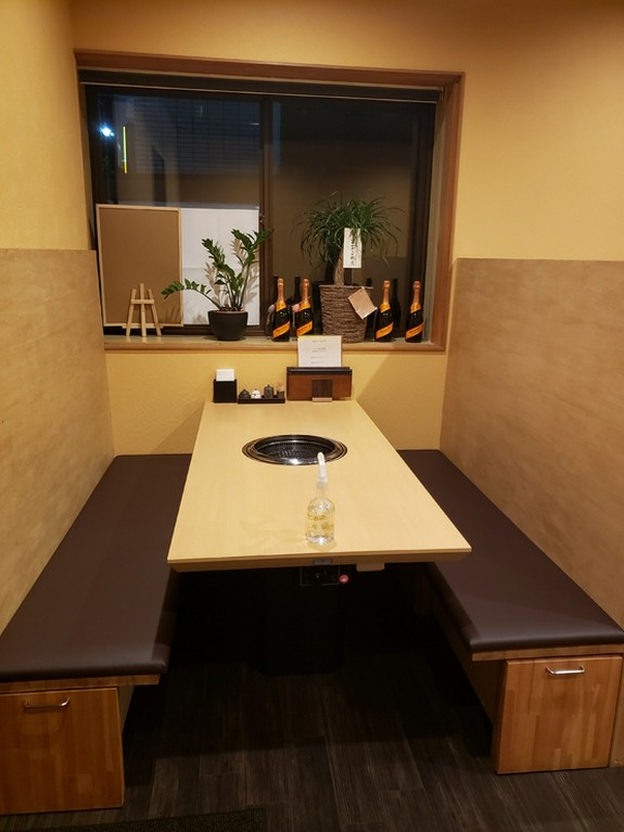 個室の様な空間で美味しい肉料理をご堪能下さい