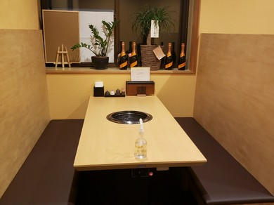個室の様な空間で美味しい肉料理をご堪能下さい