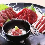 当店で人気の馬刺し盛り合わせ。
全ての馬刺しをご堪能頂けます。
魚より魚の食感と味覚を是非ご堪能下さい。
(写真は盛り合わせの1例です　季節毎に内容は変化します)