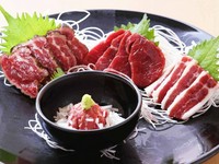 当店で人気の馬刺し盛り合わせ。
全ての馬刺しをご堪能頂けます。
魚より魚の食感と味覚を是非ご堪能下さい。
(写真は盛り合わせの1例です　季節毎に内容は変化します)