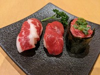 日本一の魚王国富山県に対抗すべく、厳選した馬刺し赤身ヒレ、フタエゴ、タタキの3貫セット。日本酒にピッタリな一品。