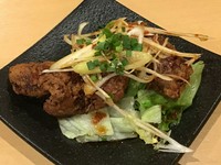 厳選牛ハラミ1本をまるごと唐揚げにしたお酒にピッタリの一品。