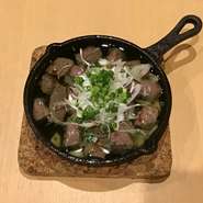 甘味のあるレバーとガーリックオイルとのベストマッチ。
白ワインにピッタリの一品