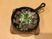 甘味のあるレバーとガーリックオイルとのベストマッチ。
白ワインにピッタリの一品