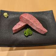 ボリューム満点のA5黒毛和牛霜降り最高レベル12の厳選ミスジステーキ。
赤ワインに抜群に合う一品です。