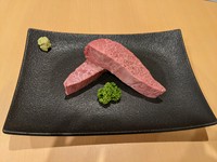 ボリューム満点のA5黒毛和牛霜降り最高レベル12の特大ミスジステーキ。
赤ワインに抜群に合う一品です。