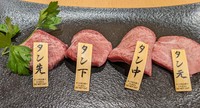 ボリューム満点のA5黒毛和牛霜降り最高レベル12の厳選ミスジステーキ。
赤ワインに抜群に合う一品です。
