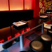 『タッカンマリ』を囲んで、おしゃべり女子会はいかがですか。ポップな色彩の空間でいただく、シンプルながら深い味わいのある鍋。おしゃべりやSNSの話題になることが盛りだくさんです。