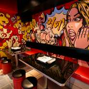 店内に入ると真っ先に目に飛び込んでくる、壁一面のポップなイラスト。迫力ある元気な絵を見ているだけで、明るい気分になってきます。今度のデートコースに組み入れてみるのはいかがですか。