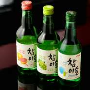 代表的な韓国のお酒『マッコリ』や、韓国の焼酎『チャミスル』など、本場の味が豊富に揃えられています。鍋料理との相性がよく、どんどんお酒が進んでしまうかも。おいしいものに囲まれ楽しいひとときを過ごせます。