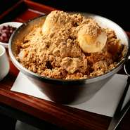 韓国では定番のかき氷を、麻布十番で楽しむことができます。フワフワでサラサラの氷の秘密は、昔ながらの手動式かき氷器。小豆・きなこ・餅・練乳がトッピングされ、食べ応えがあるスイーツです。