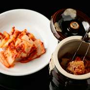 お通しとして提供されているキムチは、麻布十番にあるキムチ専門店から仕入れたもの。その味は本格的で、箸が止まらなくなるおいしさ。日本人向けにマイルドな辛さに仕上げられています。