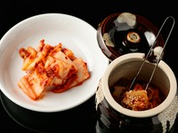 存在感抜群のお通し、食欲を刺激する食べやすい辛さに仕上げられた魅惑の一品『壺キムチ』