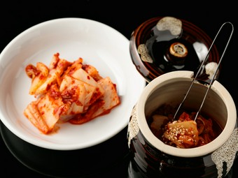 存在感抜群のお通し、食欲を刺激する食べやすい辛さに仕上げられた魅惑の一品『壺キムチ』