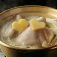 『タッカンマリ』とは鶏一羽という意味があり、鶏を丸ごと豪快に使った鍋料理になります。朝挽きの国産鶏を使用し、じっくり煮込むことで優しい味わいのだしがたっぷりと出てきます。