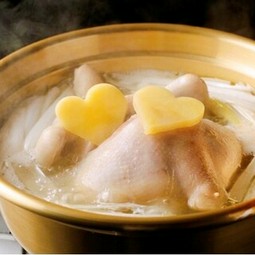 女性に大人気のコラーゲン豊富なヘルシー美容鍋のタッカンマリ。
生マッコリ（ハンサンバル）も飲み放題！
