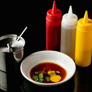 丁寧に下処理された鶏を、丹念にとったスープで煮込んでいます。柔らかく食べられるように処理された身は、一口頬張ればホロリと崩れてしまうほど。辛くて酸っぱい特製だれをつけていただきます。