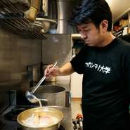 「この店に来れば間違いなくおいしいものが食べられる、また来たい。」ゲストにそう思ってもらいたいと考える藤村氏。シンプルだからこそ難しい『タッカンマリ』、奥の深い韓国料理を日々研究し続けています。