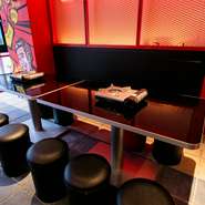 日本で鍋を食べるときと同じように、親しい仲間同士で鍋を囲みながら楽しいひとときを過ごすことができます。鶏から出るさまざまなエキスがギュッと詰まった鍋は、体が喜ぶ優しい味わい。