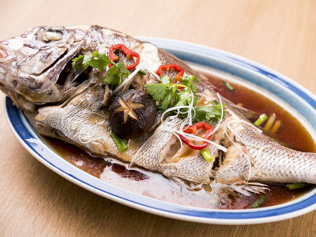 丸ごと一匹魚の姿蒸し