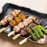 炭の中でも最高級とされる紀州備長炭でじっくり火を通した串焼き。「この道20年の職人」が、絶妙な火加減で焼き上げているので、外はカリッと、中はふわふわの食感。こうばしい香りがクセになりそうです。