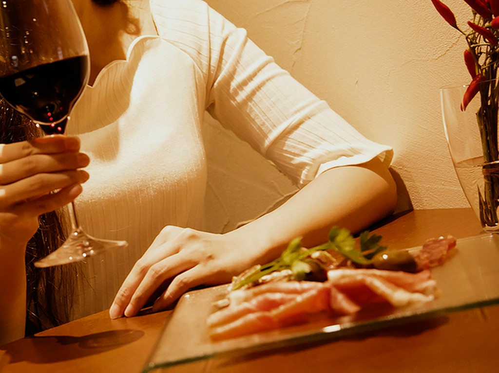 女性たちを夢中にさせる、料理、ワイン、お店の雰囲気