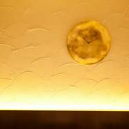 ムラーノ島のマエストロ、ラファエレ・ダーマ氏によるハンドメイドの時計。ゆるやかに描く曲線、ベネチアンガラスの美しい輝きと黄金色が室内を非日常的な空間で包み込みます。