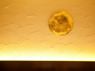 店名のテンポドーロ（黄金の時間）を象徴する黄金の時計