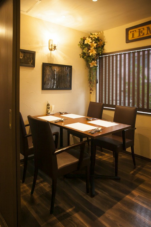 シックなインテリアで飾られた店内は、接待や会食にもおすすめ