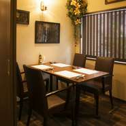 フロアの一部の扉を閉めることによって、個室として使うことも可能。会社の接待をはじめ、遠方からの友人を招いての食事会、仲間同士の宴会など、様々なシーンに活用できます。