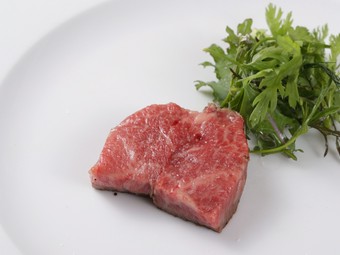 鳥取県田村畜産牧場産の処女雌田村牛肩ロースの低温ローストと広島県吉宗農園の多種ハーブのベビーリーフ