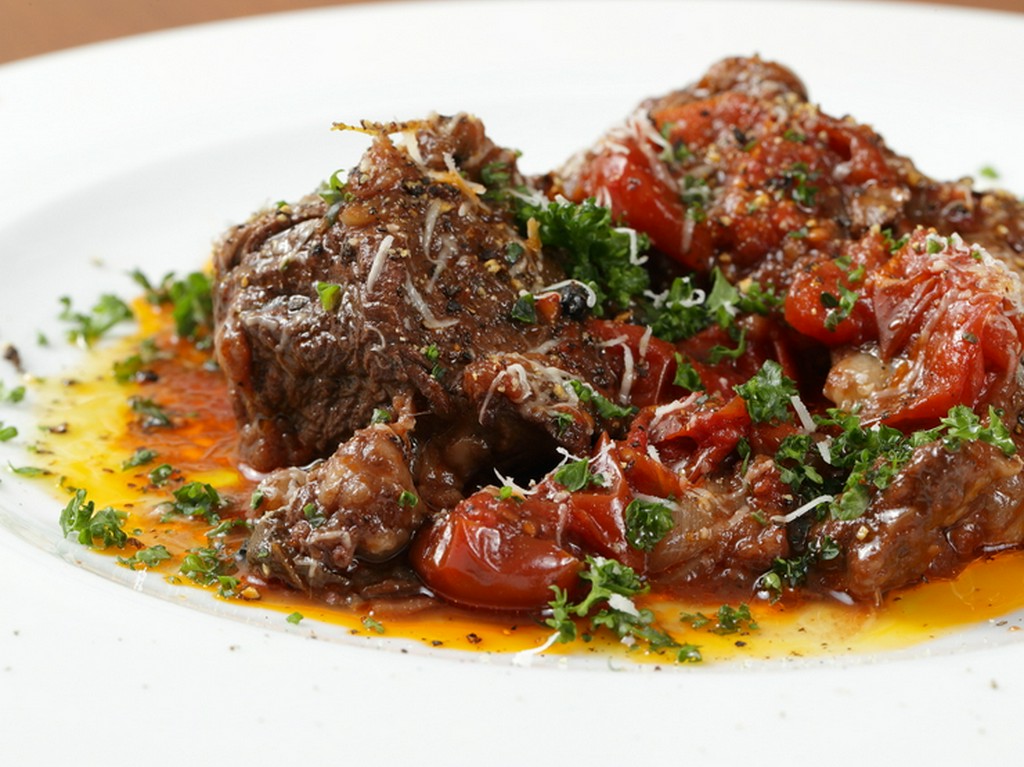 肉がホロホロと崩れる直前で提供する「煮込み料理」