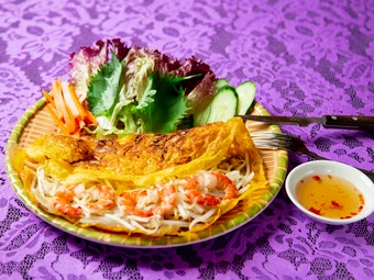 プリプリのエビともやしを生地で挟んで食べる『ベトナム風お好み焼き』　