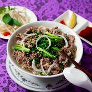 鶏スープ＆米粉を使ったつるつるの麺が決め手の、ベトナム料理の代表格ともいえるフォー。そこにたっぷりの牛肉が乗ったのがこのメニュー。好みでナンプラーなどを加えて召し上がれ。