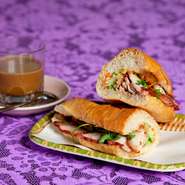 ベトナムの国民食ともいえる、ベトナム版サンドイッチ「バインミー」。この店ではシェフの実家に伝わるオリジナルレシピで提供。チャーシューとたっぷりの野菜で栄養バランスも◎。