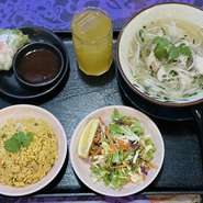 女性人気の高い鶏肉のフォーと家伝のバインミー1/2サイズ、生春巻きに家伝のドレッシングで味わうサラダ、ドリンク。
バインミーはベトナム風チャーハンを選ぶ事もできます。
