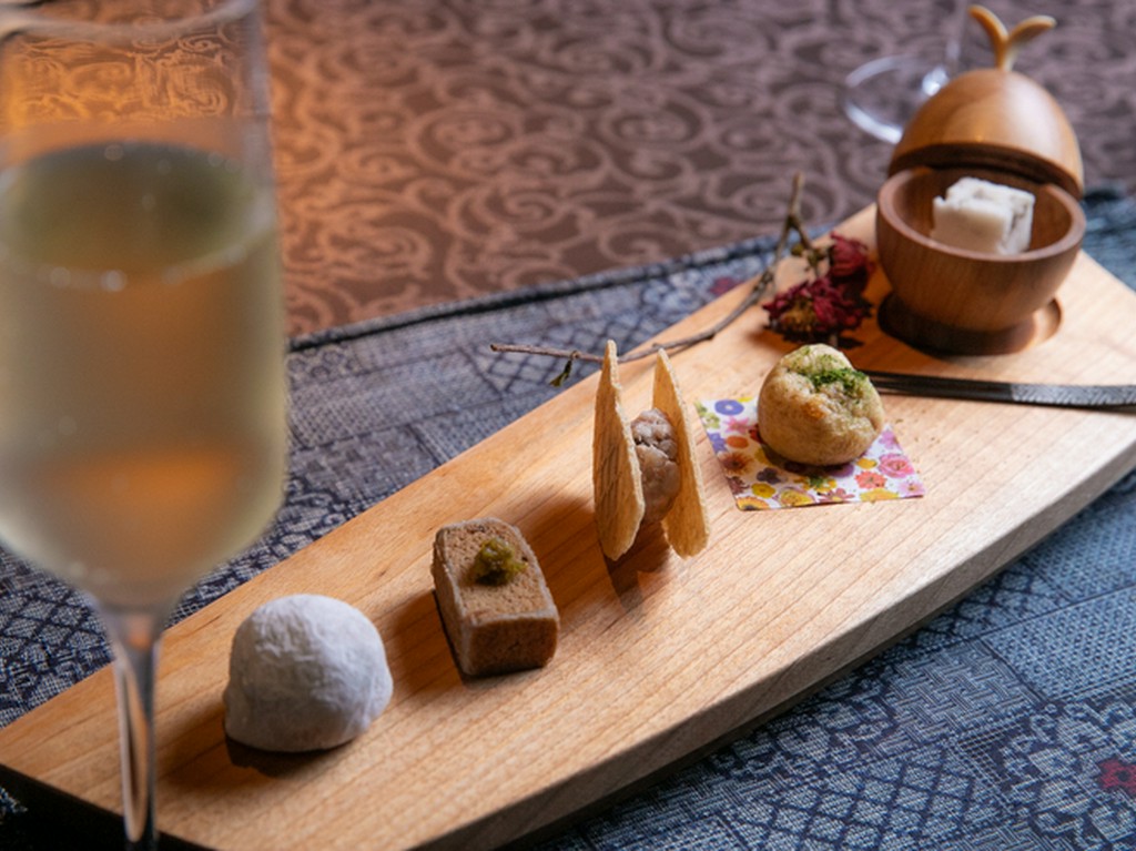 繊細な和菓子のような仕上がりの、個性が光る5種類の前菜『和菓子仕立ての一口オードブル』