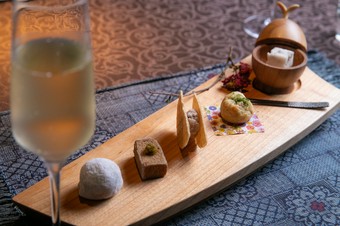 繊細な和菓子のような仕上がりの、個性が光る5種類の前菜『和菓子仕立ての一口オードブル』