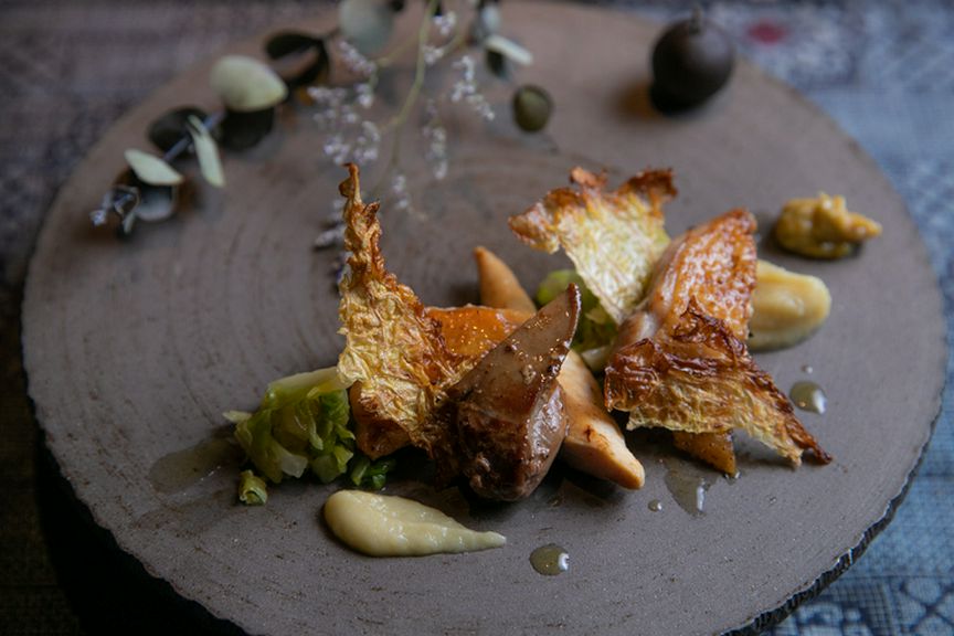 お香の香りとともに楽しむ、鹿児島が誇るブランド鶏『桜島 日本三大地鶏 さつま地鶏と早生キャベツ』