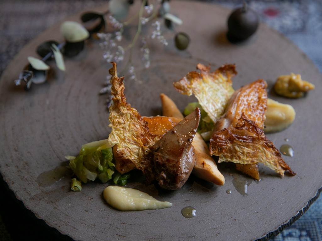 お香の香りとともに楽しむ、鹿児島が誇るブランド鶏『桜島　日本三大地鶏　さつま地鶏と早生キャベツ』