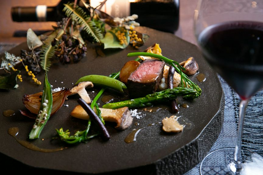 『森ファームの黒毛和牛 低温ロースト 地元麦味噌を使ったフォアグラみそ添え トリュフソース』