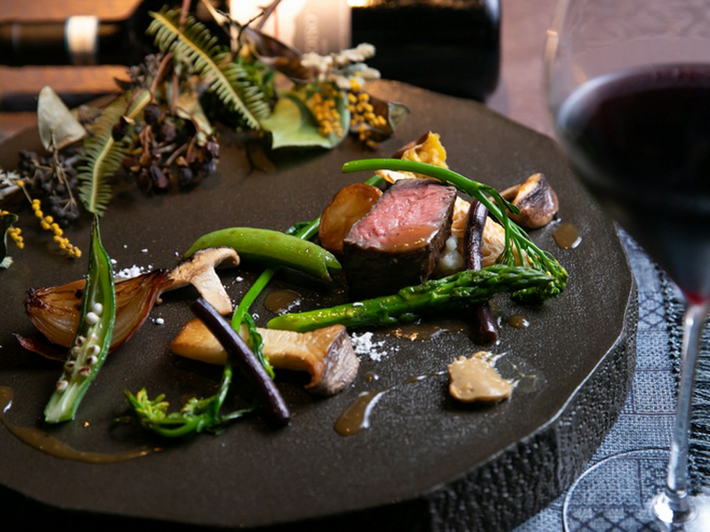 『森ファームの黒毛和牛　低温ロースト　地元麦味噌を使ったフォアグラみそ添え　トリュフソース』