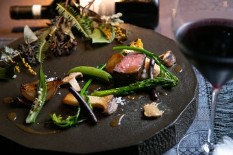 『森ファームの黒毛和牛　低温ロースト　地元麦味噌を使ったフォアグラみそ添え　トリュフソース』