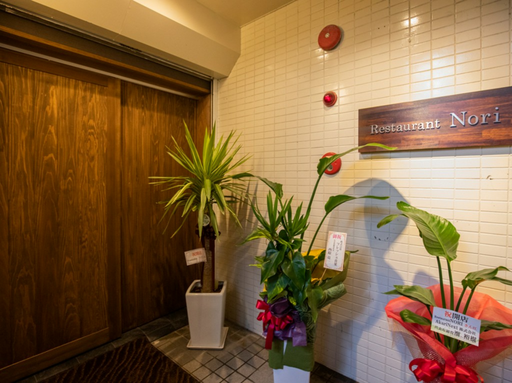 ナチュラルな木製引き戸の店舗入り口