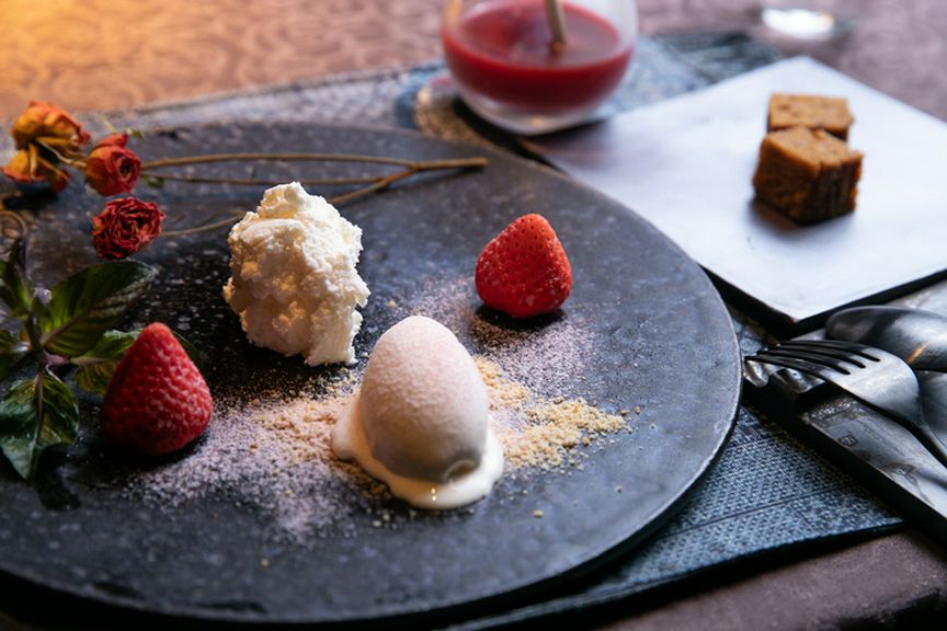 『イチゴのデザート 黒糖のふくれ添え 練乳のアイスクリーム』