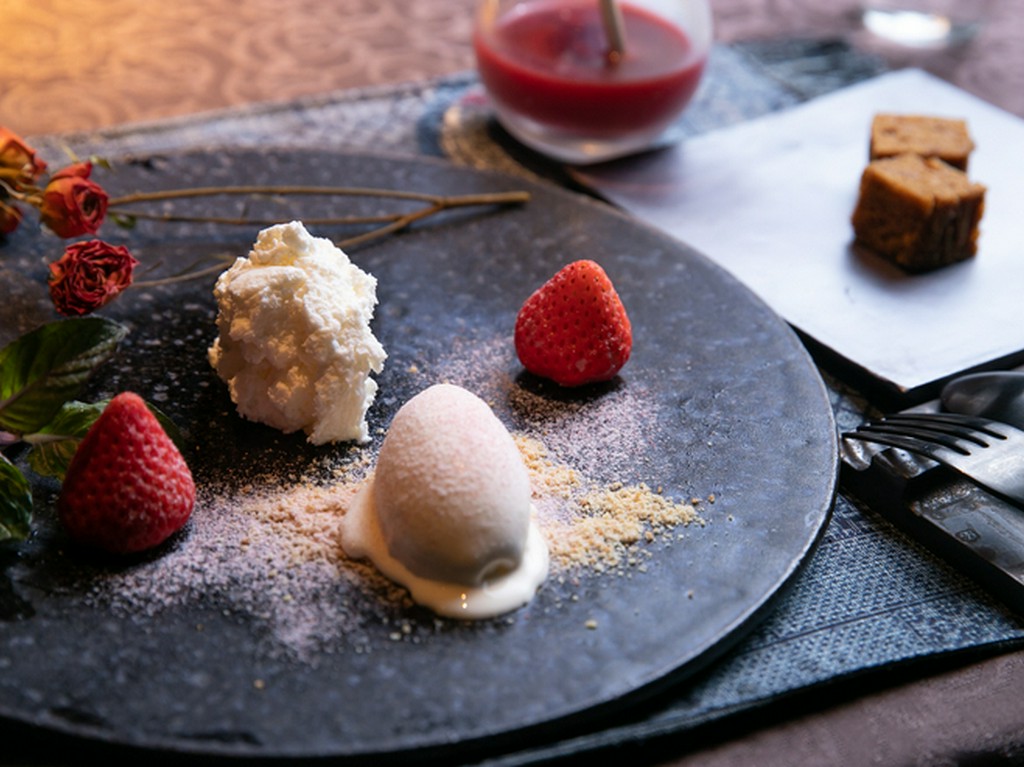 『イチゴのデザート　黒糖のふくれ添え　練乳のアイスクリーム』