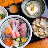 ランチ・ディナーとも注文できる『厳選　海鮮丼』は、その日入荷した活きのいい鮮魚が盛られ、贅沢です。他に手ごろな価格の『海進丸丼』や『生ウニイクラ丼』なども選べます。ランチタイムは小鉢付き。