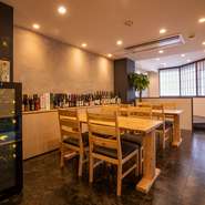 多彩なお酒が集い、とくに旬の鮮魚に合う日本酒が充実。『而今』『作』『瀧自慢』の三重の銘酒とともに、『新政』『醸し人九平次』など、今をときめく美酒をご用意。焼酎・ワイン・ウイスキーも豊富です。　