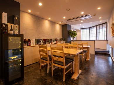 三重が誇る旨い地酒に加え、旬の幸に合う日本各地の銘酒が揃う